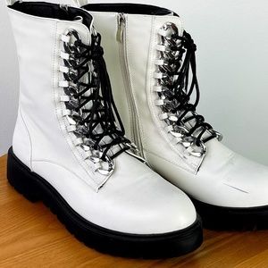 Kendall and Kylie white combat boot with chain detail - size 9